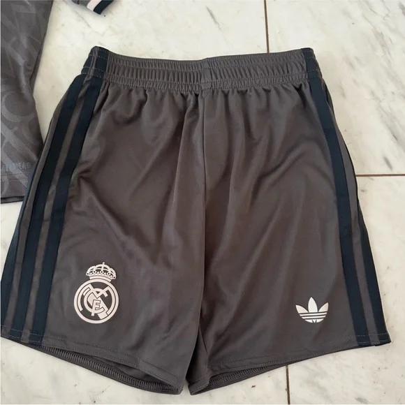 Adidas Kids Gray and White Soccer Set, Size 6 - Picture 6 of 14